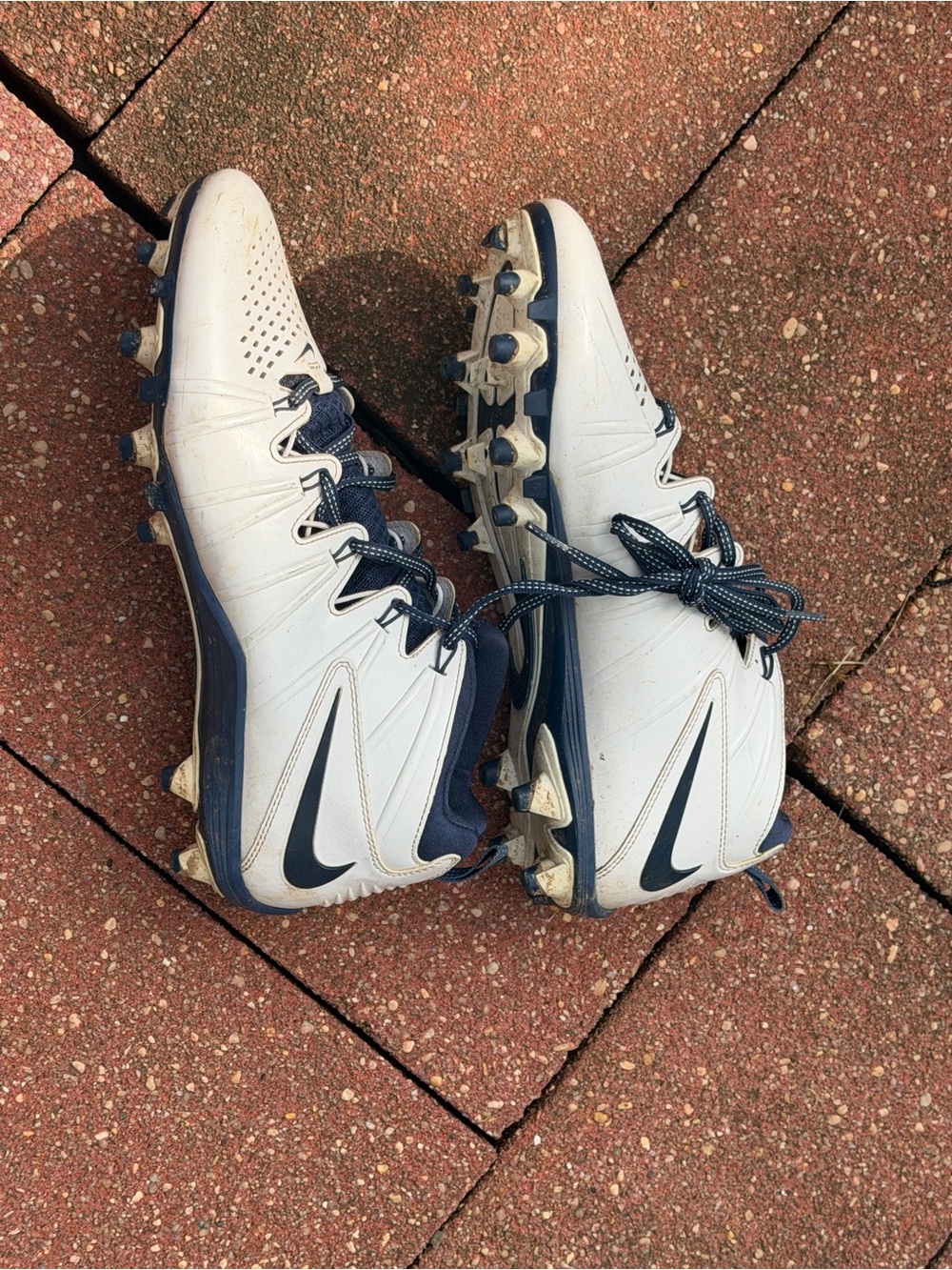 Nike Men’s White and Navy Athletic Cleats
